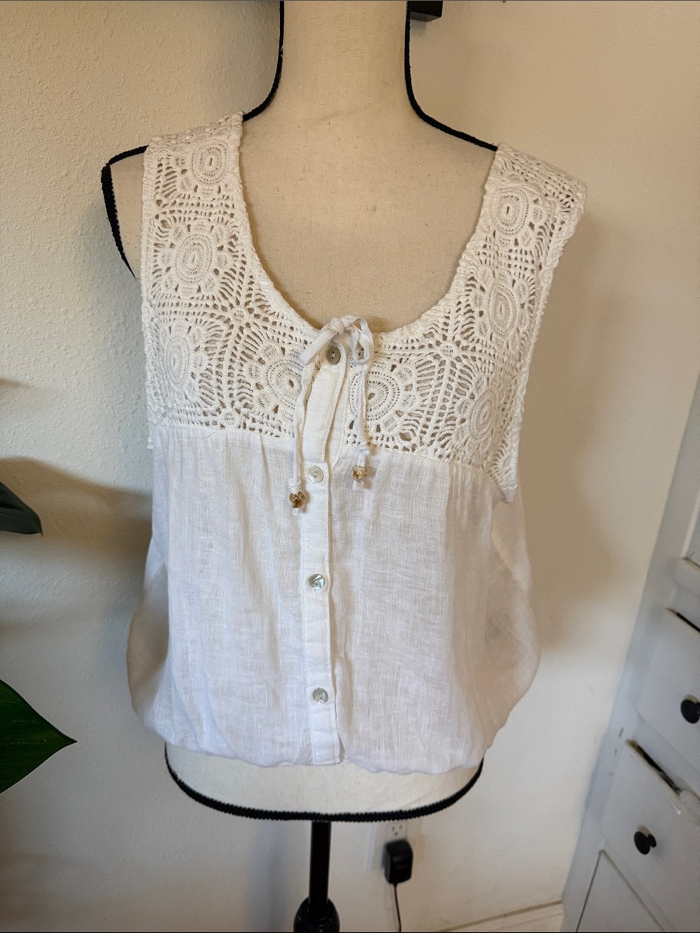White Crochet boho Sleeveless cropped Button-Front Top
